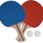 Dvě pálky na stolní tenis s míčky.