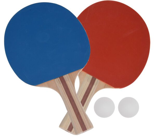 Dvě pálky na stolní tenis s míčky.