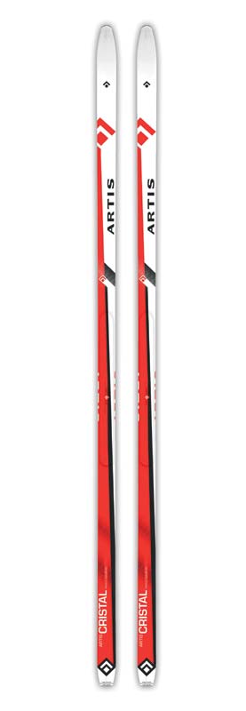 Turistické běžecké lyže s protismykovou úpravou.