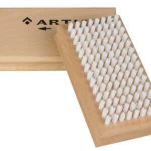 Kartáč pro úpravu vosků na skluznicích lyží.