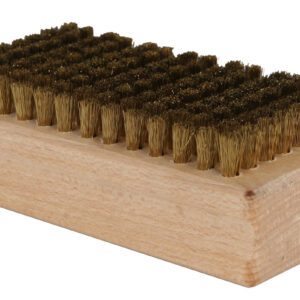 Bronzový kartáč sloužící k čištění skluznice.