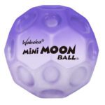 Populární házecí míček Waboba Moonball ve zmenšené verzi.