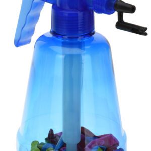 Ruční pumpa pro plnění házecích míčků vodou.
