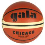 Závodní basketbalový míč v žákovské velikosti.