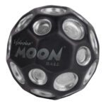 Házecí míček Waboba Moonball pro temnější duše.