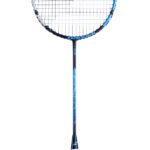 Karbonová badmintonová raketa se zvětšenou plochou.