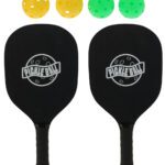 Sada pálek s míčky na hru Pickleball.
