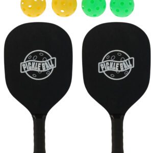 Sada pálek s míčky na hru Pickleball.
