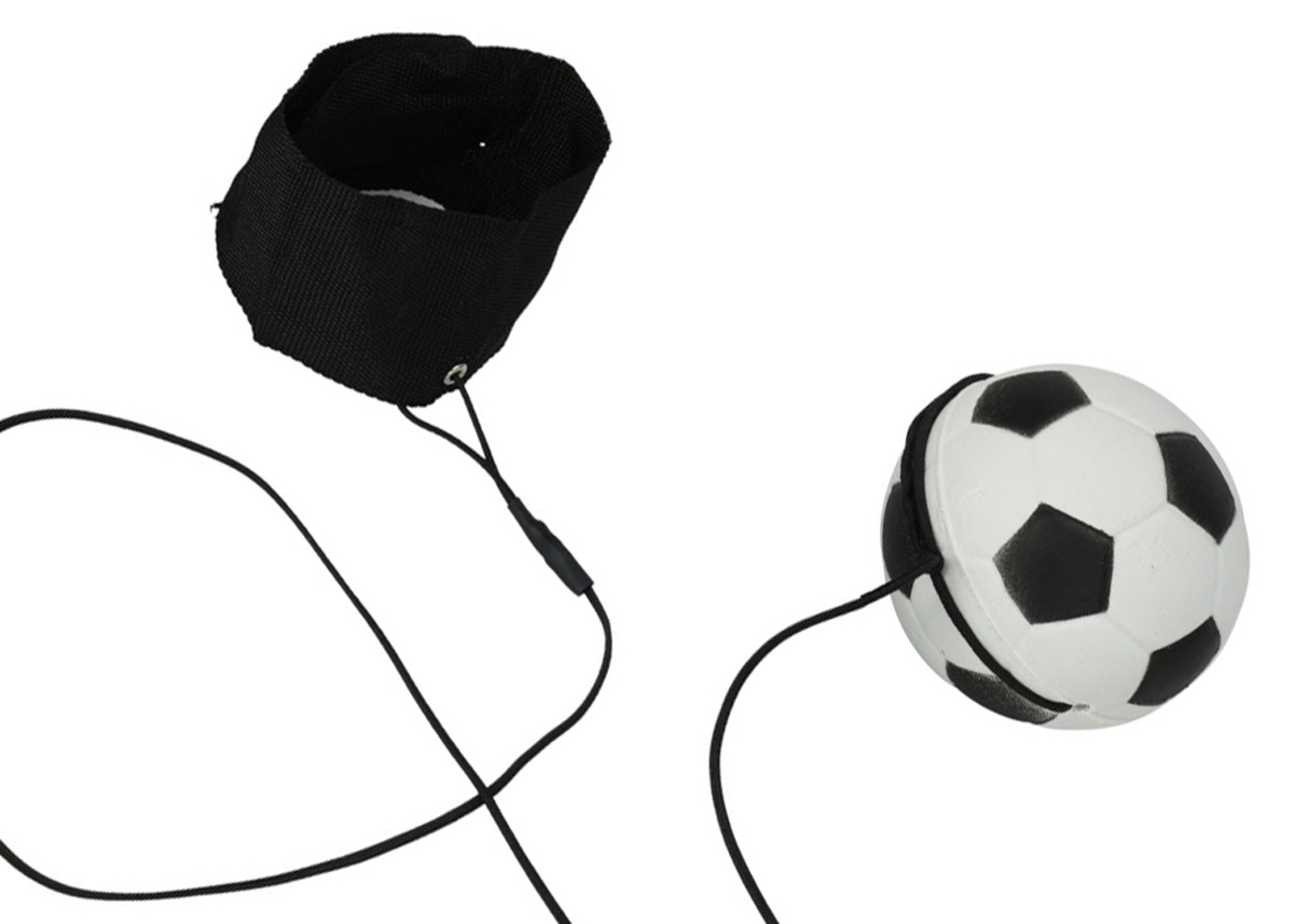 Gumový míček na gumičce v designu fotbalového míče. 