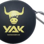 Stylové pouzdro na popruh YAK s karabinou.