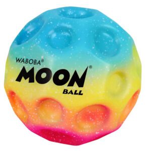 Populární házecí míček Waboba Moonball v duhové verzi.