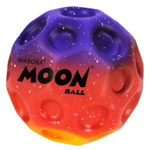 Populární házecí míček Waboba Moonball v duhové verzi.