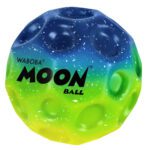 Populární házecí míček Waboba Moonball v duhové verzi.