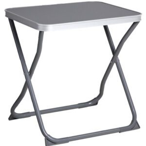 Skládací kempovací stolička s deskou stolku.