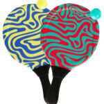 Set raket a míčků na plážový tenis.