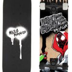 Dřevěný skateboard ve stylu Spidermana Miles Morales.