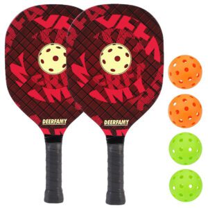 Sada pálek s míčky na hru Pickleball.