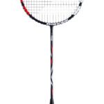 Karbonová badmintonová raketa se zvětšenou plochou.